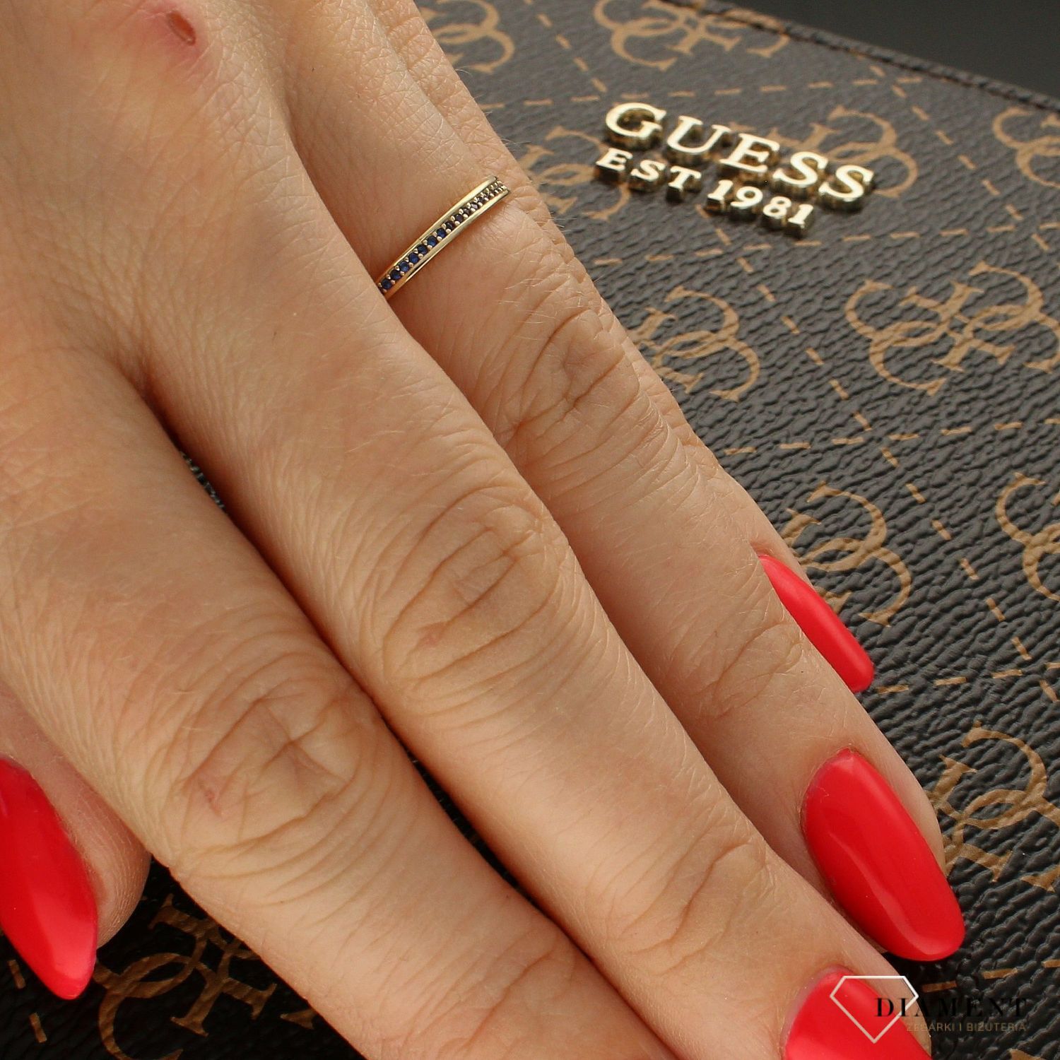 Złoty pierścionek 585 z niebieskimi cyrkoniami PI 6088E. Złoty pierścionek delikatny. Złoty pierścionek damski.  Złoty pierścionek wysadzany niebieskimi cyrkoniami. Złoty p.jpg